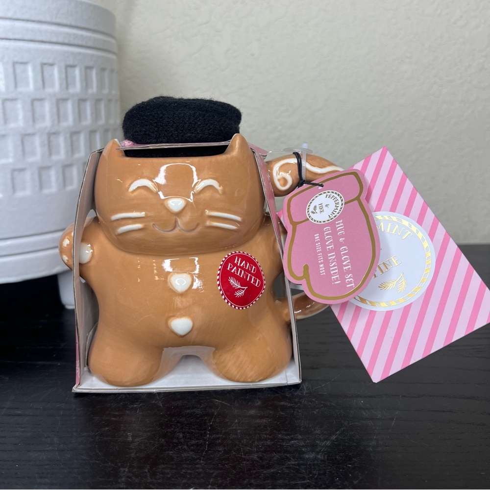 NEW Peppermint & Pine Gingerbread Cat Mug & Gloves Gift Set